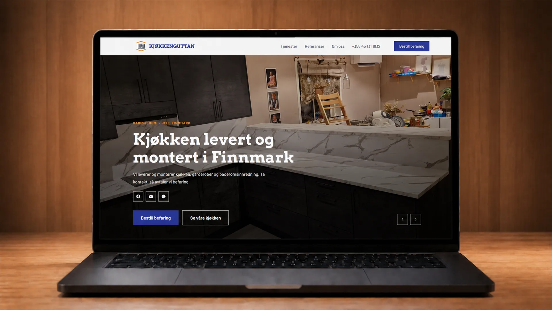 Kannettava tietokone, jonka näytöllä on Kjøkkenguttanin verkkosivusto